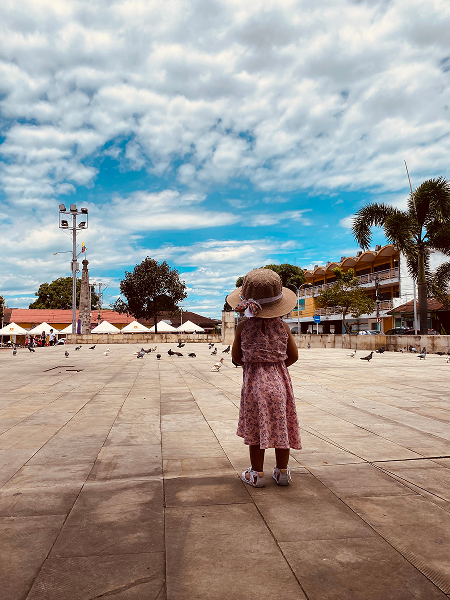 FyM Photography niña mirando al horizonte